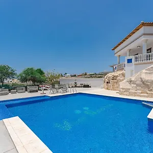 https://luxury-villa-nautilus-heated-pool-spa.tenerifehoteles.net